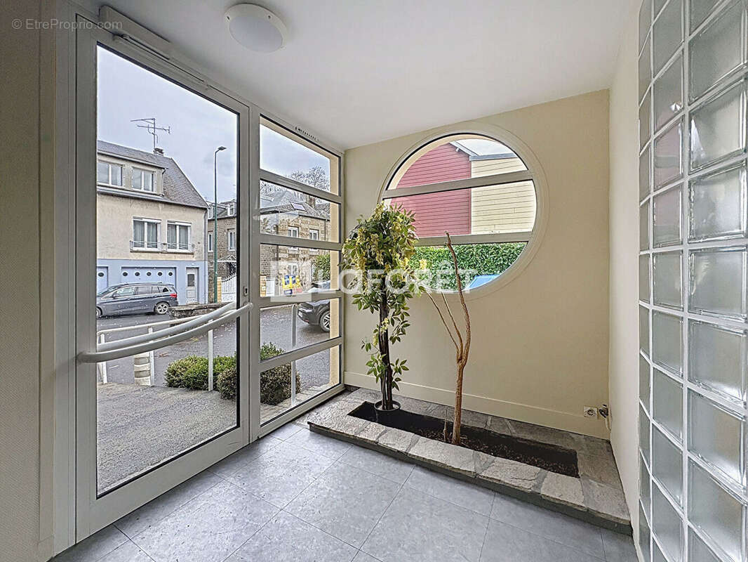 Local commercial Flers 143 m2 - photo 2