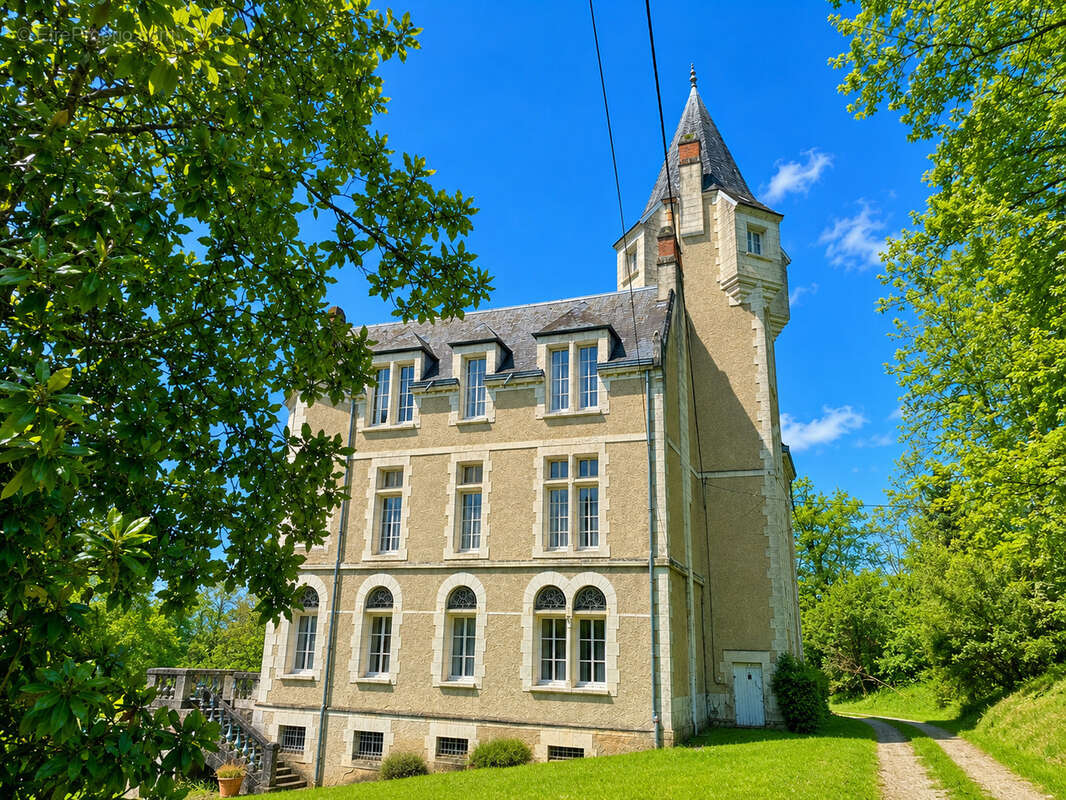 Château de 1905 sur plus de 6 hectares aux portes de Périgueux. - photo 3