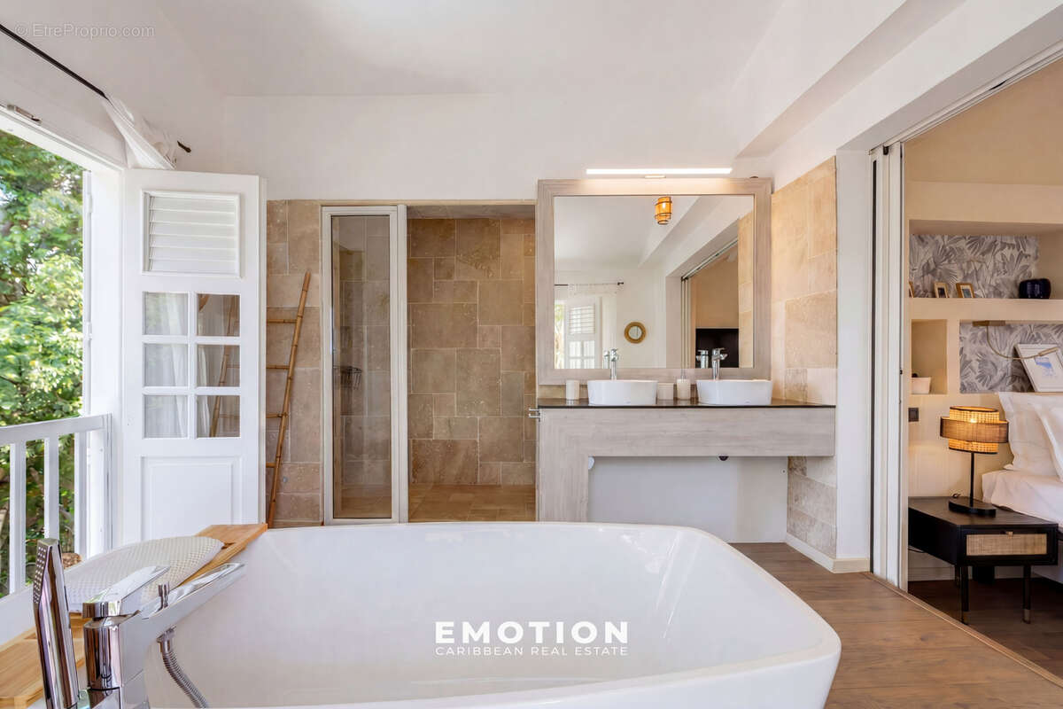 Villa T7 avec piscine et vue mer - Sainte -Anne - photo 12