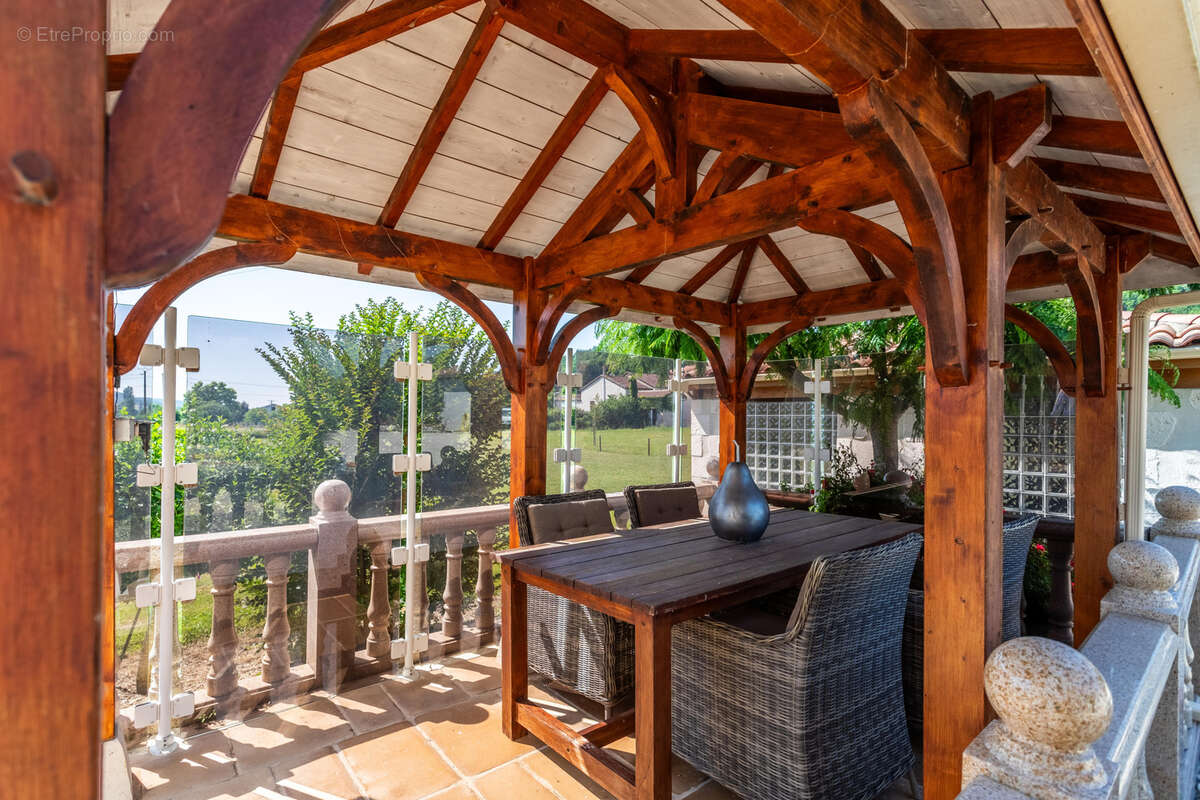 Stunning country property with guest annexes, garaging, pool and land - photo 21