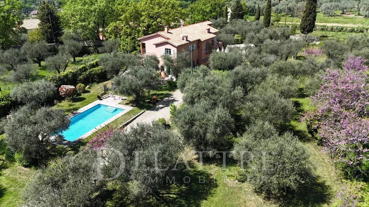Maison à CHATEAUNEUF-GRASSE
