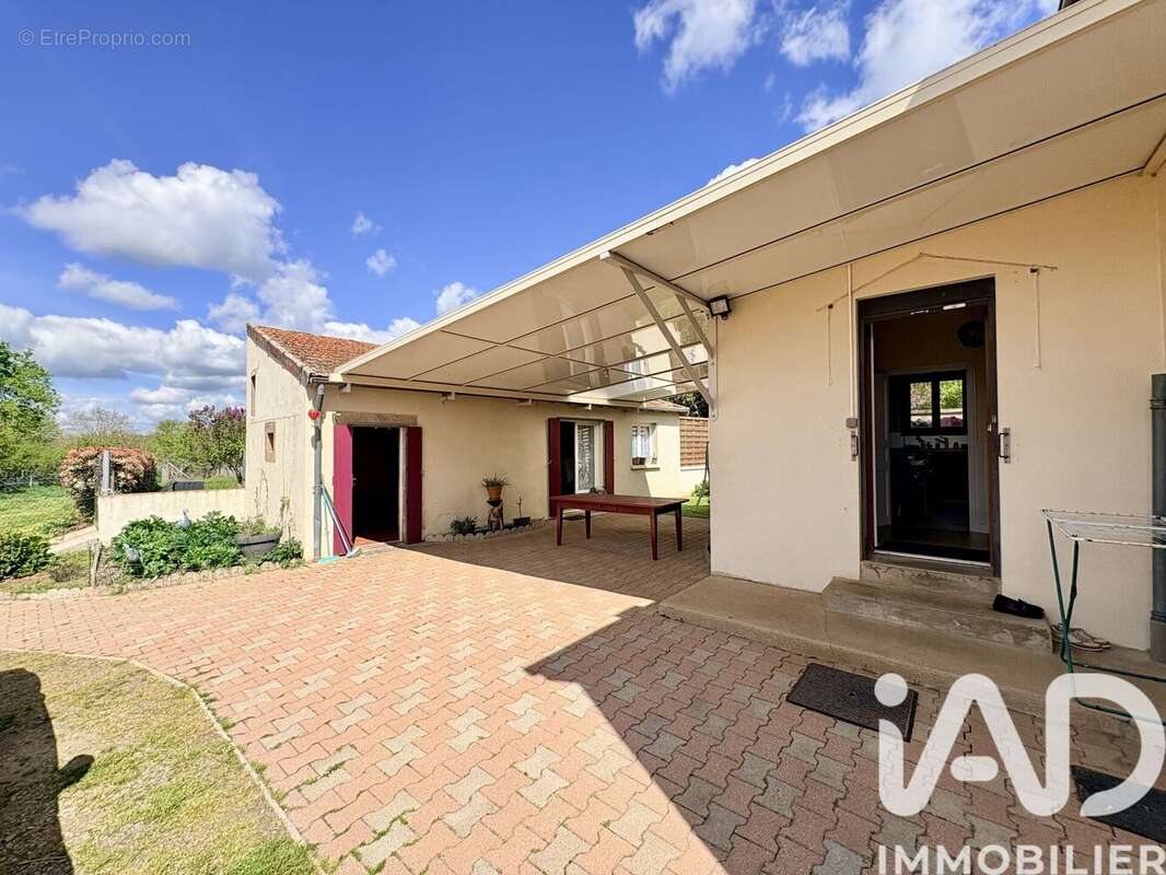 Maison 158 m² à Urciers  - photo 2