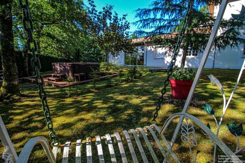 Une maison de Maître contemporaine à Candresse avec dépendances et son jardin de 2500m2 arboré - photo 18