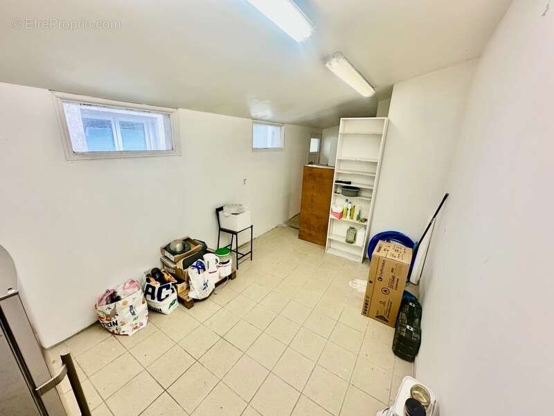 Commerce à CHATEAUNEUF-DU-FAOU