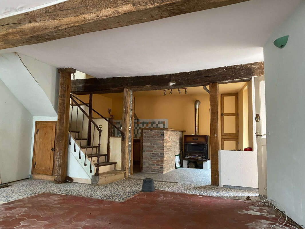 A renover a st julien du sault, avec cour et abri voiture, proche commerces et gare a pied - photo 3
