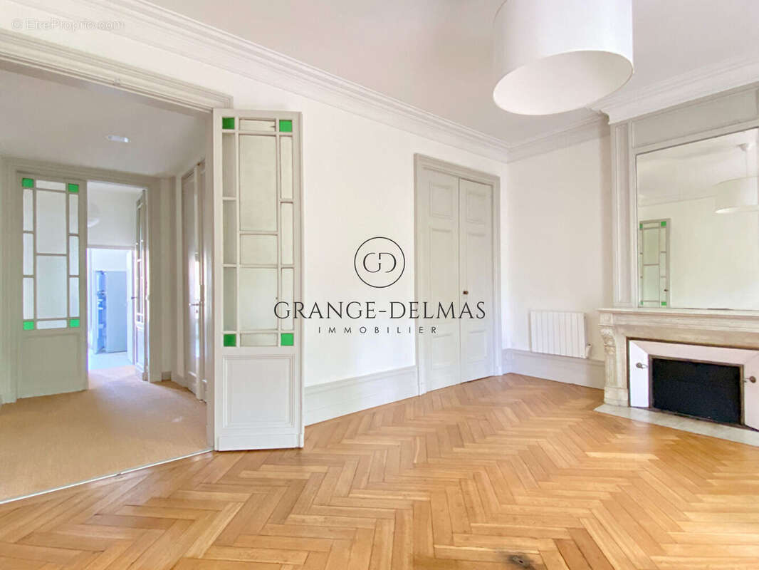 Appartement rénové immeuble pierre - TRIANGLE D'OR - photo 5