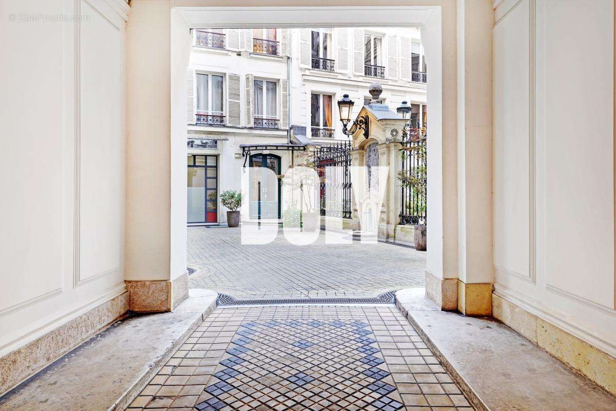 Commerce à PARIS-8E