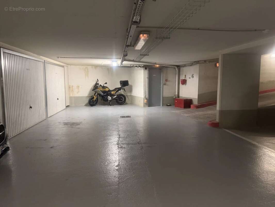 Parking à PARIS-16E