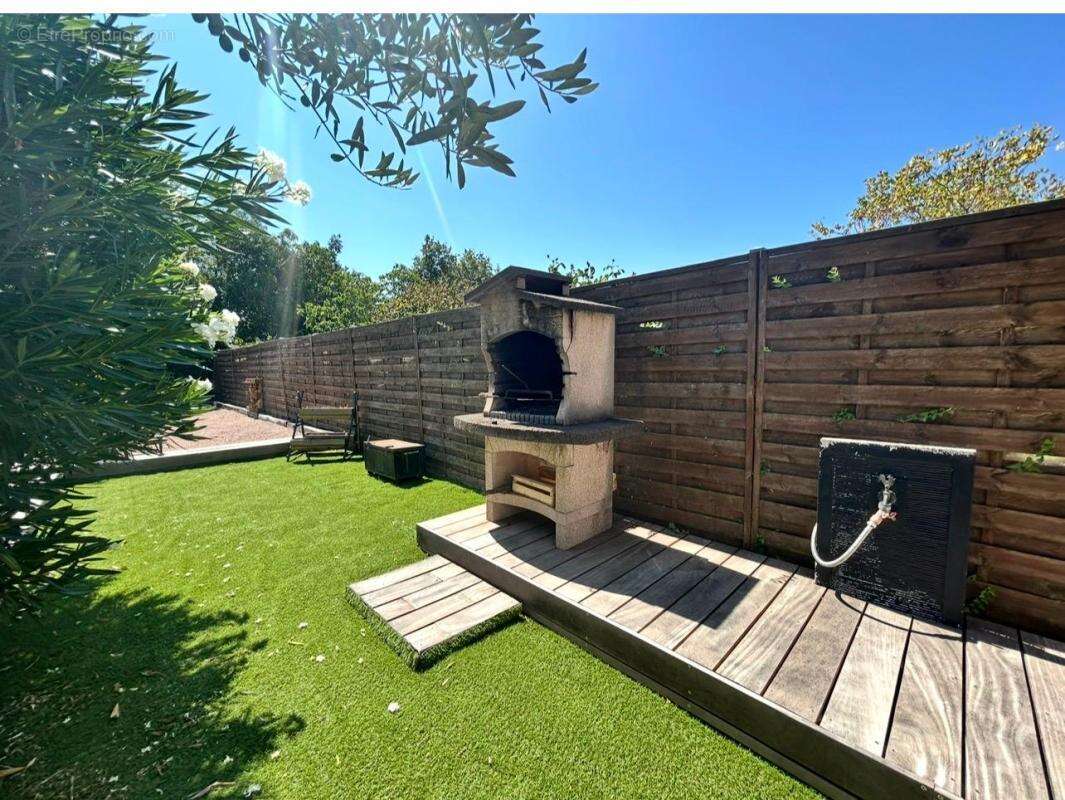 Ambès - Maison de 82 m2 habitables sur un terrain clos d'environ 596 m2- Piscine chauffée-Terrasse en bois -Pool house-Patio cos - photo 16