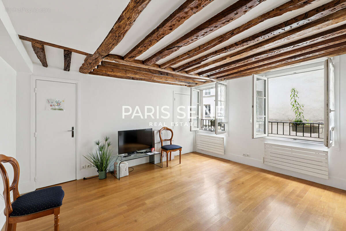 Appartement à PARIS-1E