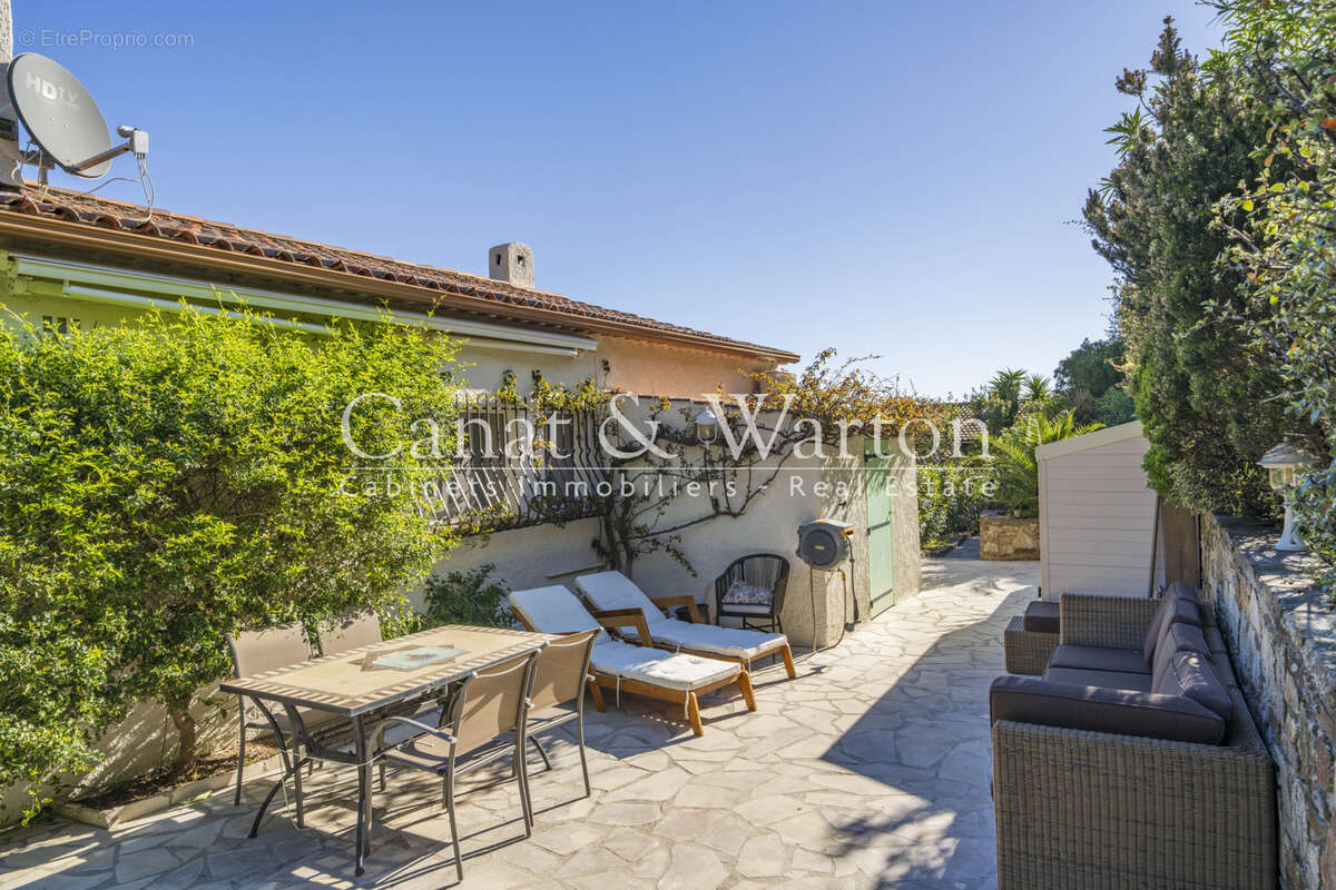 À 2 kms du centre: villa avec piscine à cavalaire avec vue mer & collines - photo 2