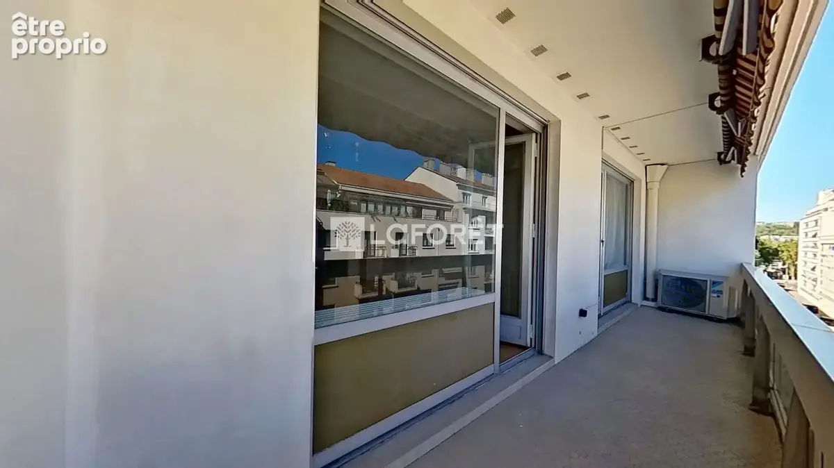 Tête d'Or - Dernier étage T3 - 73 m2 - Deux balcons - photo 2