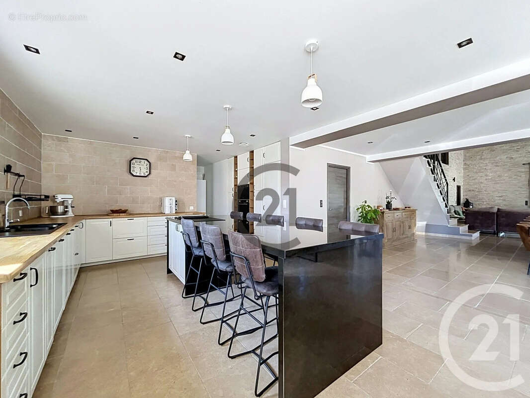 Maison 375 m² à Bazancourt  - photo 4