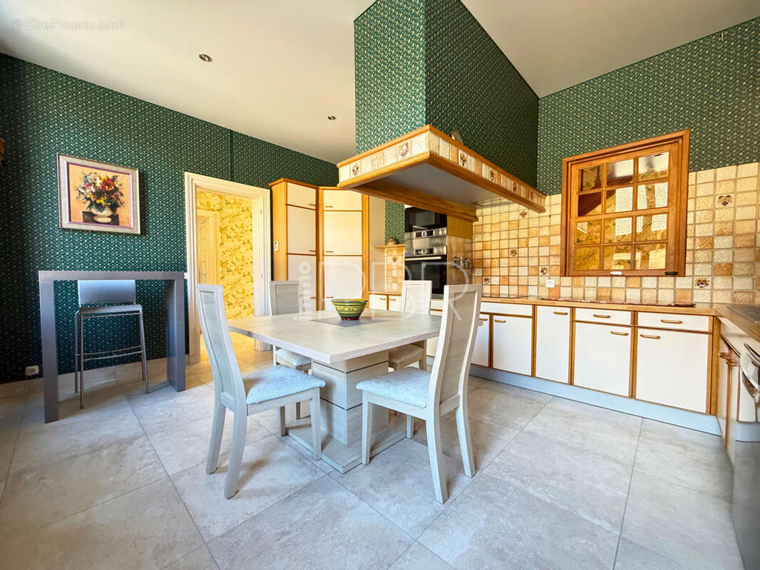 Corps de ferme avec maison T10 individuelle et dépendances - photo 6