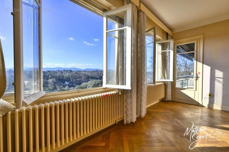Appartement à CHARBONNIERES-LES-BAINS