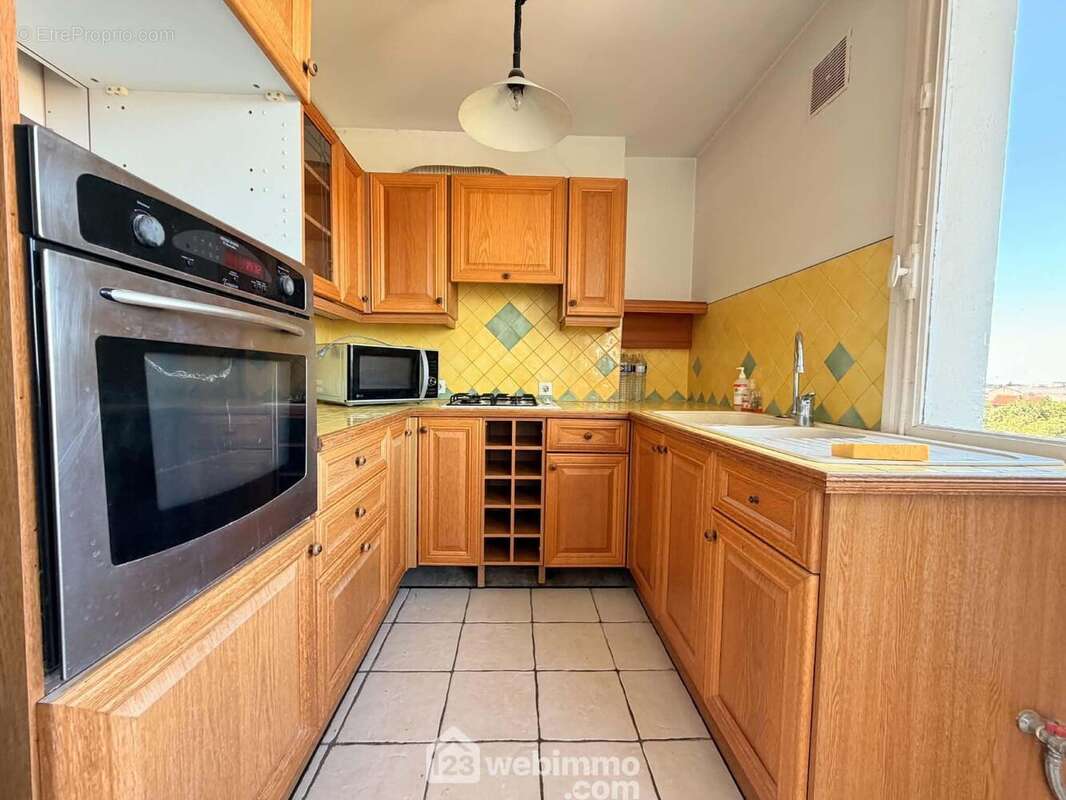 A ses cotés, la cuisine équipée de 11 m² - Appartement à LAON