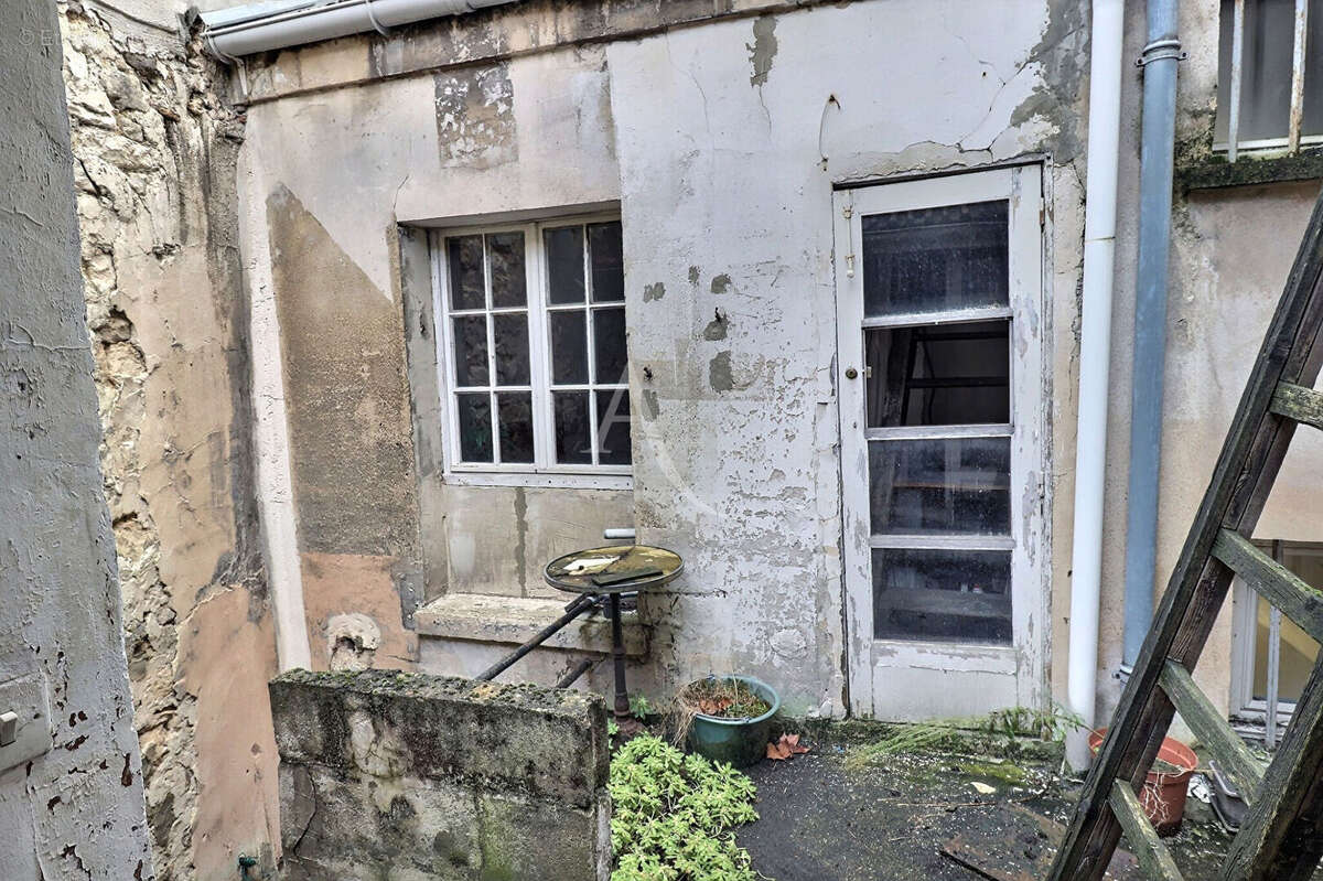 Vaste bâtisse de caractère début du XXème siècle Maisons Laffitte 10 pièce(s) 100 m2, cour intérieure, cave voutée ! - photo 6