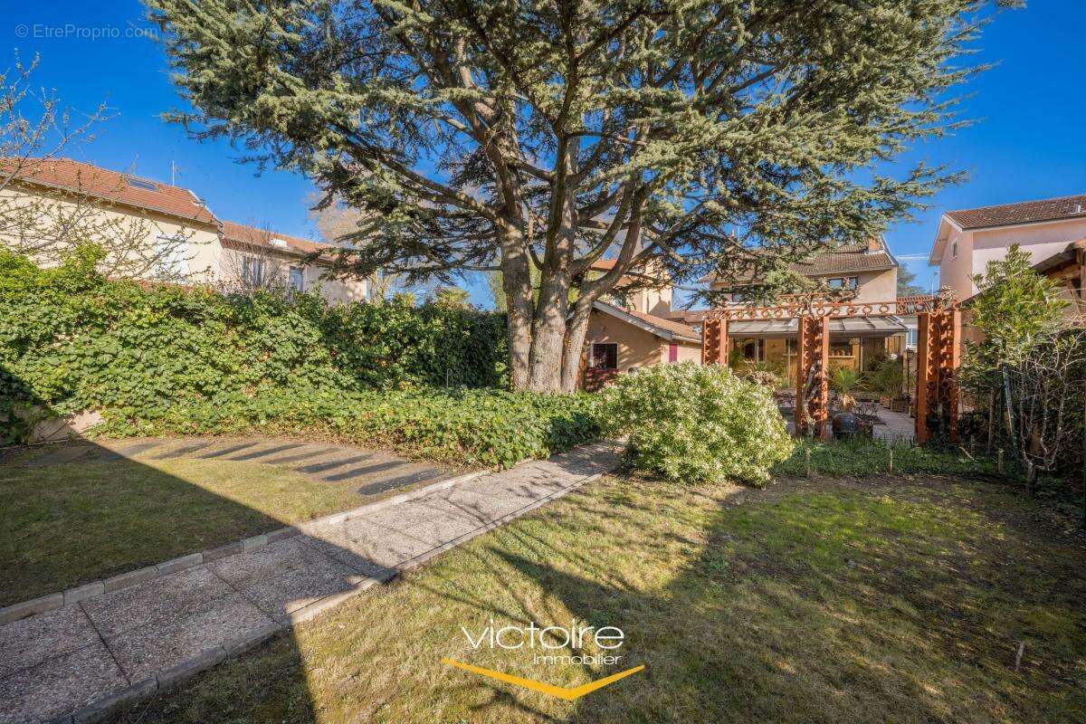 Proche Monplaisir Lyon 8ème - Grande et lumineuse maison de 7 chambres avec grand jardin de plus de 500m² - photo 19