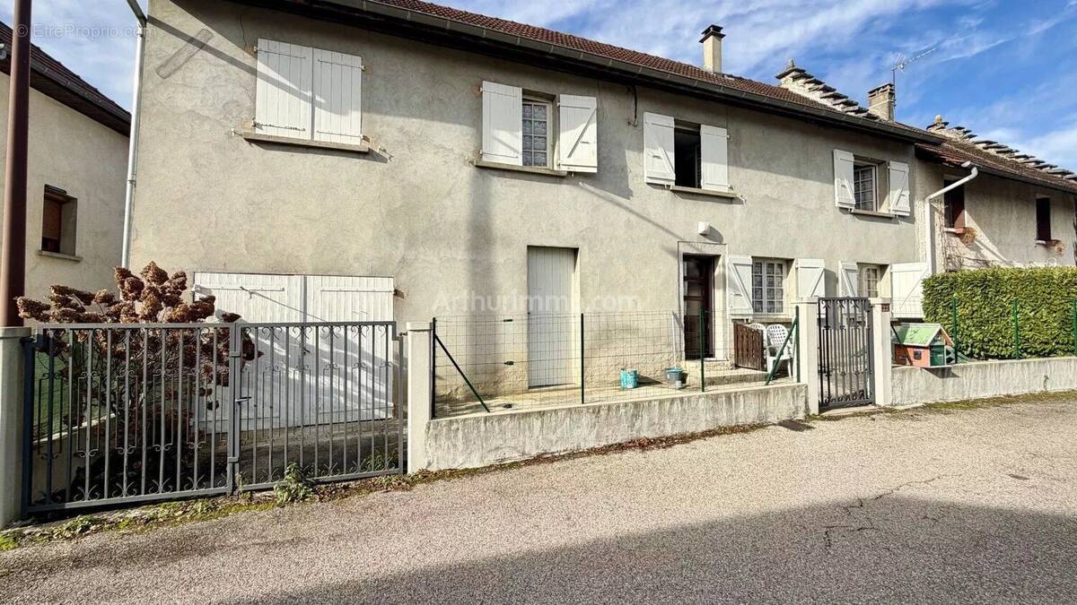 Maison à SAINT-VICTOR-DE-MORESTEL