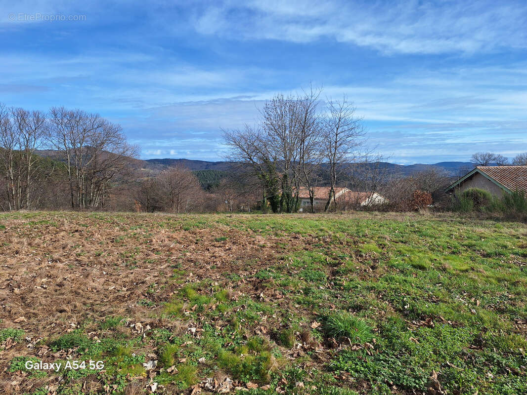 Terrain à SAINT-APOLLINAIRE-DE-RIAS