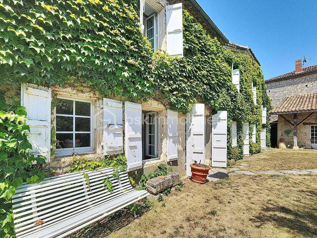 Du cachet et du charme pour cette confortable maison de 181m2. sur 1.1 hectare de terrain - photo 3