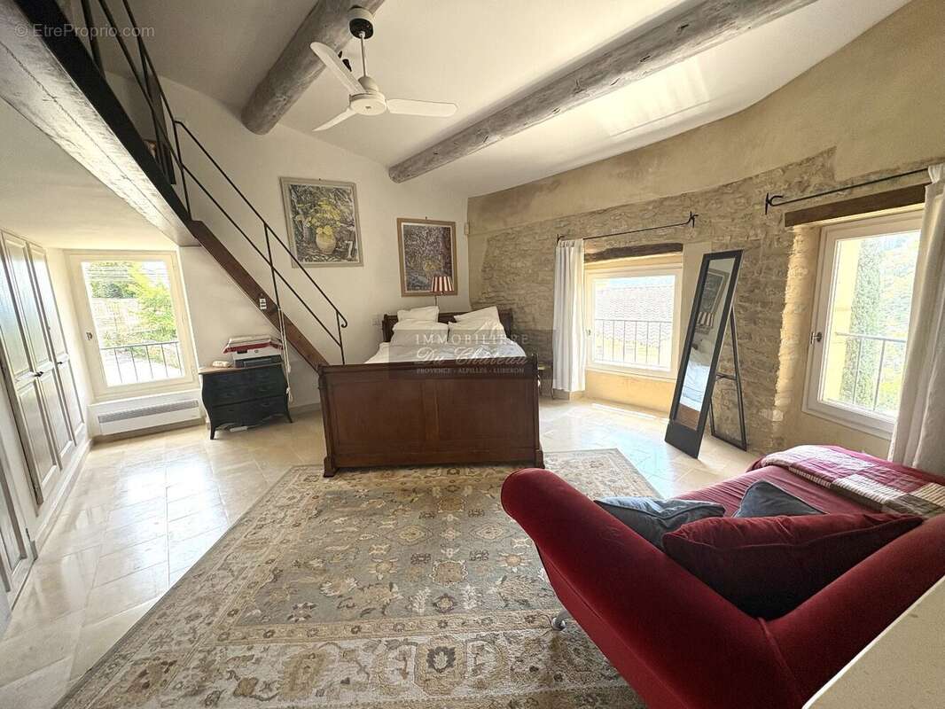 Gordes - Superbe Maison de village au calme avec vue panoramique, d'une superficie de 145 m², comprenant une piscine. - photo 6