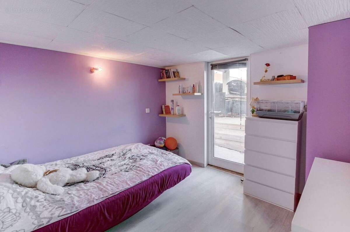 Maison à CHATEAUNEUF-VILLEVIEILLE