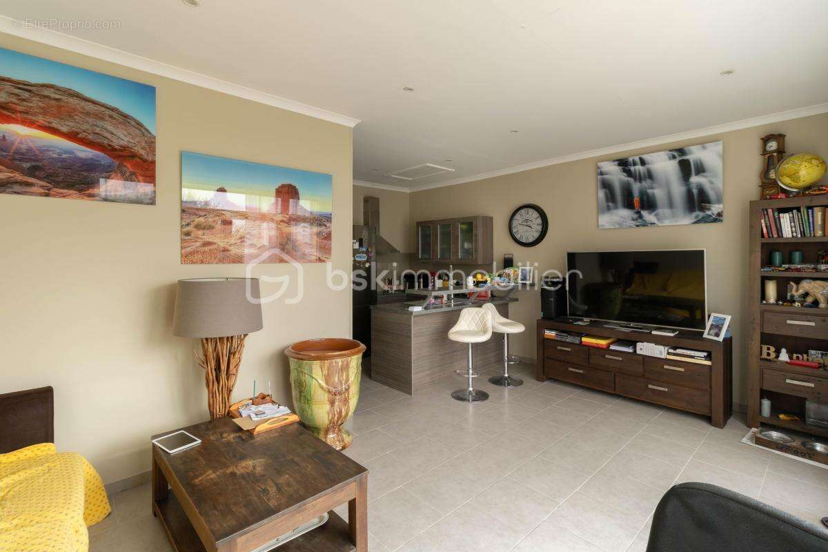 Belle villa de plain-pied avec annexes et piscine - photo 23