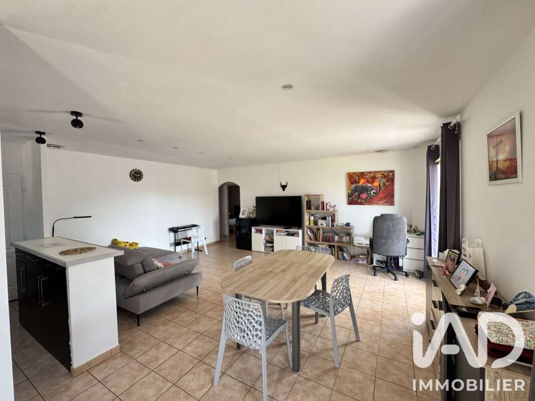 Maison 86 m² à Saint-Gilles  - photo 3