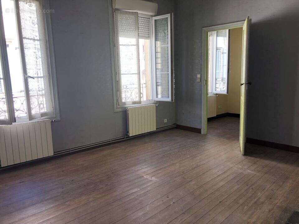 batiment à rénover deux étages, deux chambres, un comble, - Maison à PAUILLAC