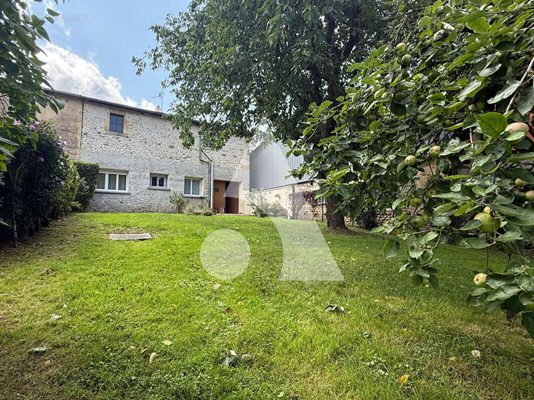 Maison à LES HAUTS-DE-CHEE