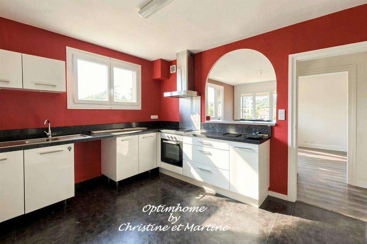 Maison à rénover à Blanzat – 3 chambres, garage, pièces annexes et terrain de 477 m² - photo 4