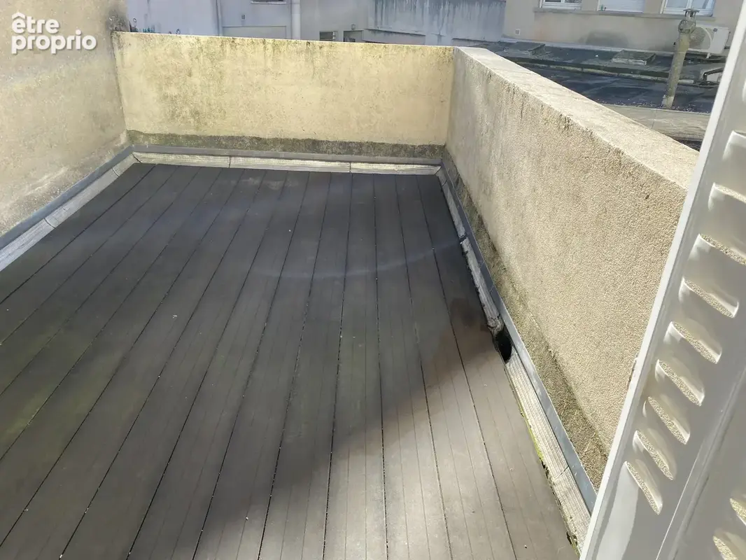 Un bâtiment, 6 appartements, deux boutiques et arrière boutiques, quatre box et 9 caves. - photo 3