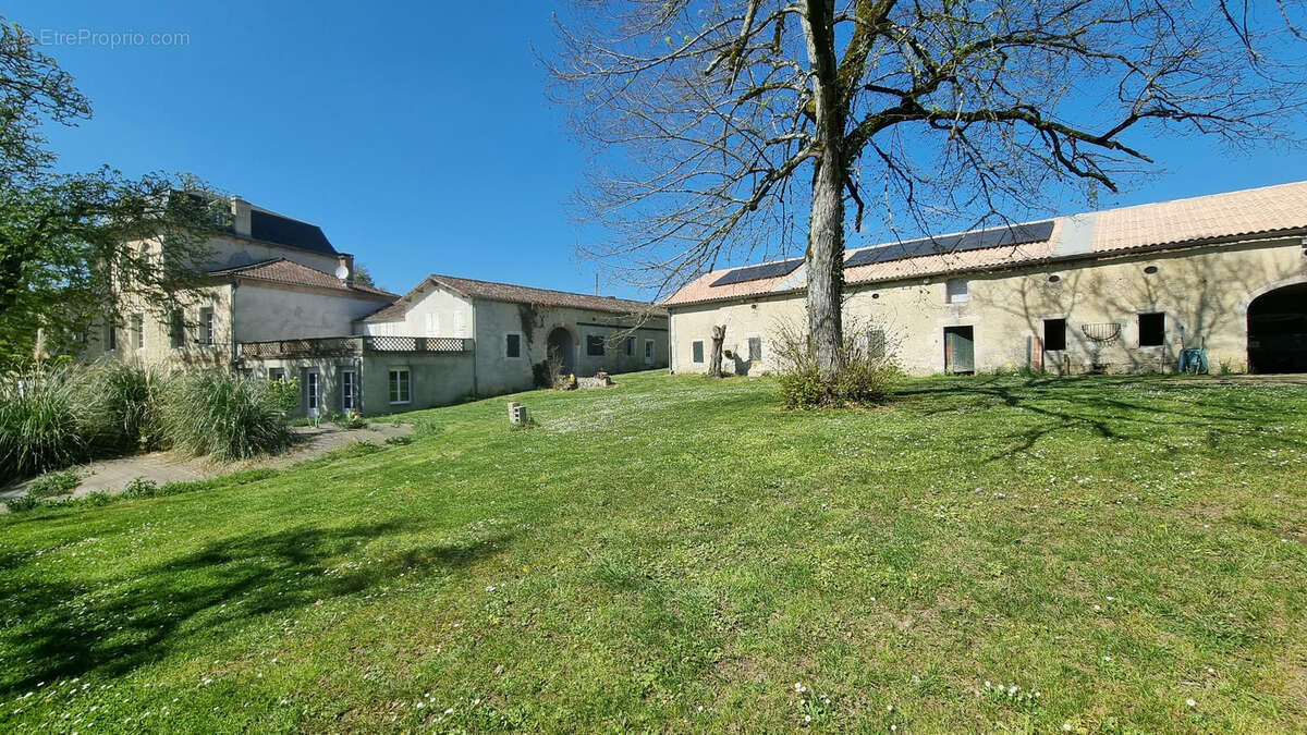 Très beau château datant du XVI ème entièrement rénové au milieu de 50 hectares et ses trois lacs situé dans l - photo 92