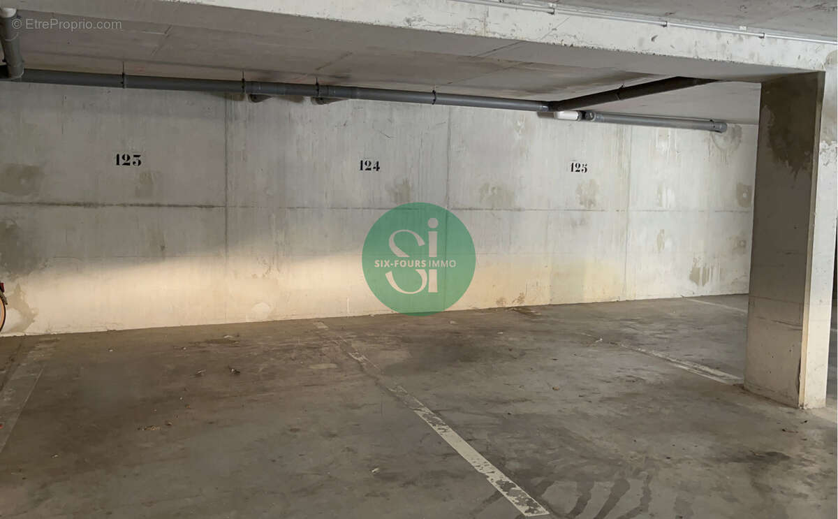 Parking à SIX-FOURS-LES-PLAGES