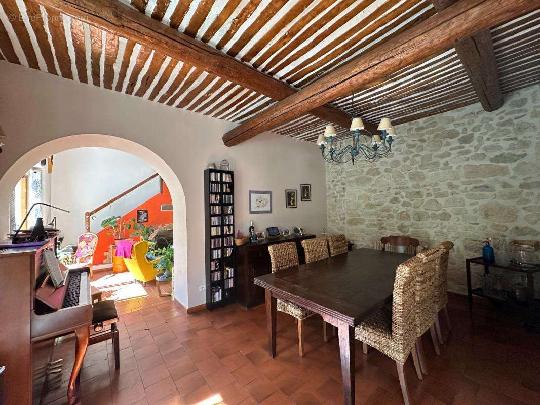 Maison à LE PUY-SAINTE-REPARADE