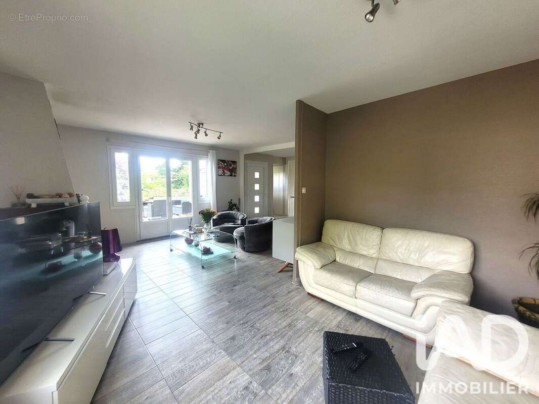 Maison 102 m² à Saint-Just-Saint-Rambert  - photo 5