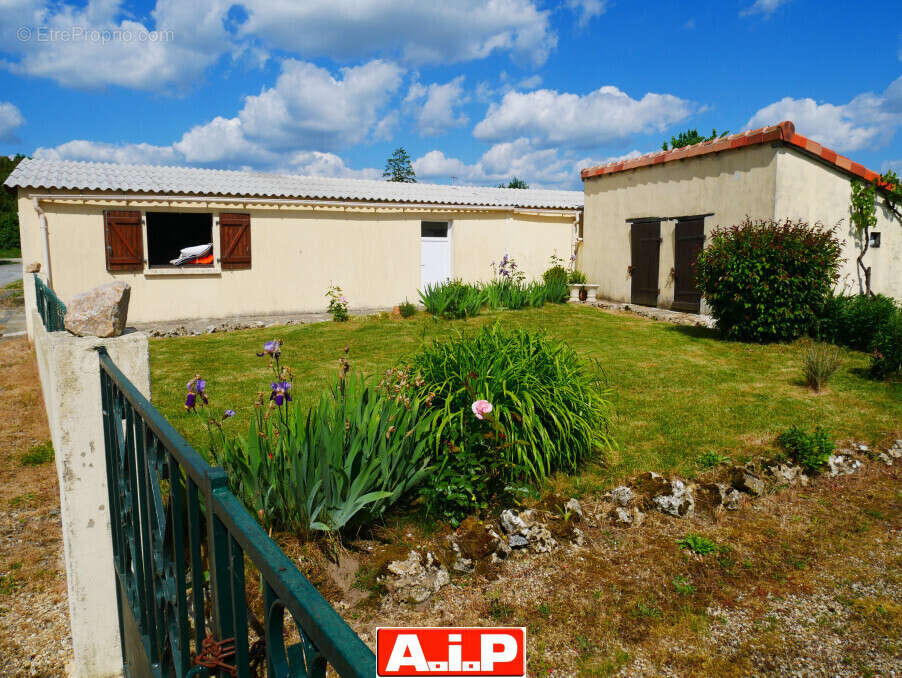 Maison à MONCOUTANT