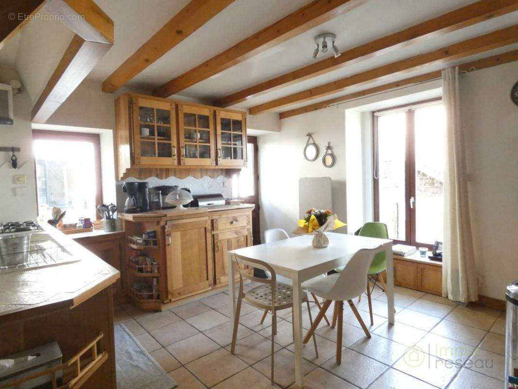 Maison à SAINT-VINCENT-DE-MERCUZE