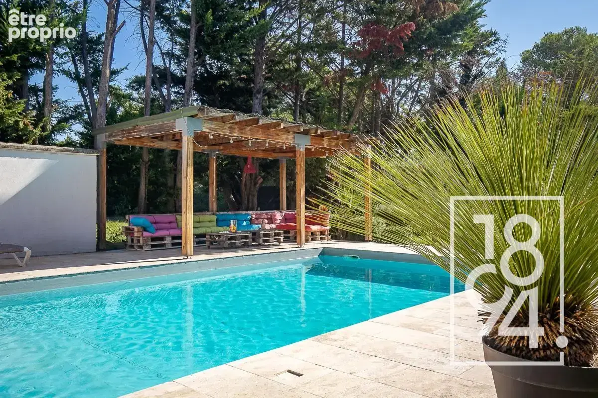 Maison 6/7 pièces de 215m2, terrain paysagé 3350m2, piscine, pool house, City stade, terrain de boule et 15 places de parking - photo 14