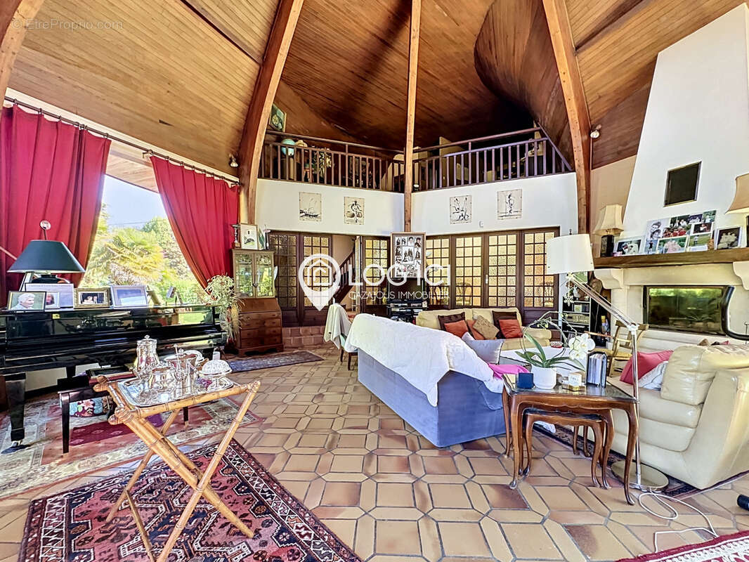 NAY - Vente Maison familiale atypique T9 sur 3 niveaux avec piscine - photo 9