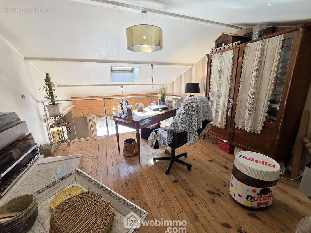 Un bureau, une salle de jeu, une bibliothéque ... un lieu à aménager selon vos envies - Maison à MACAU