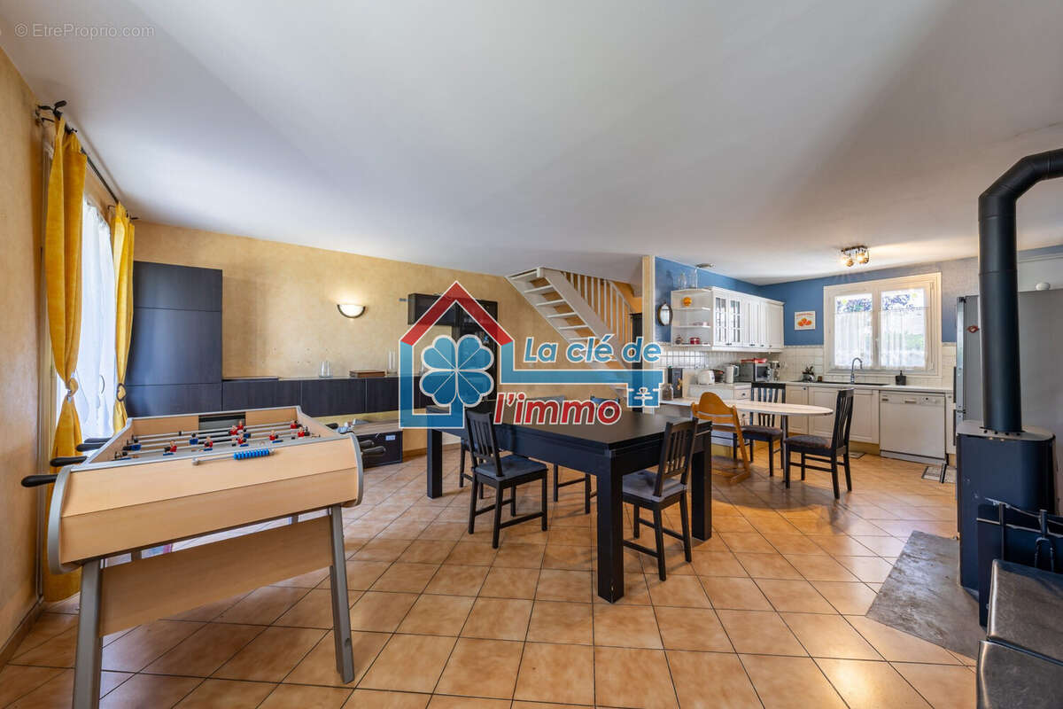 Maison 100 m² à Savigny-Le-Temple  - photo 4