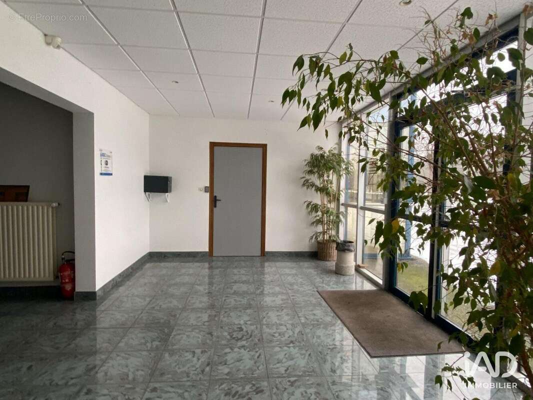 Photo 3 - Commerce à JOUY-AUX-ARCHES