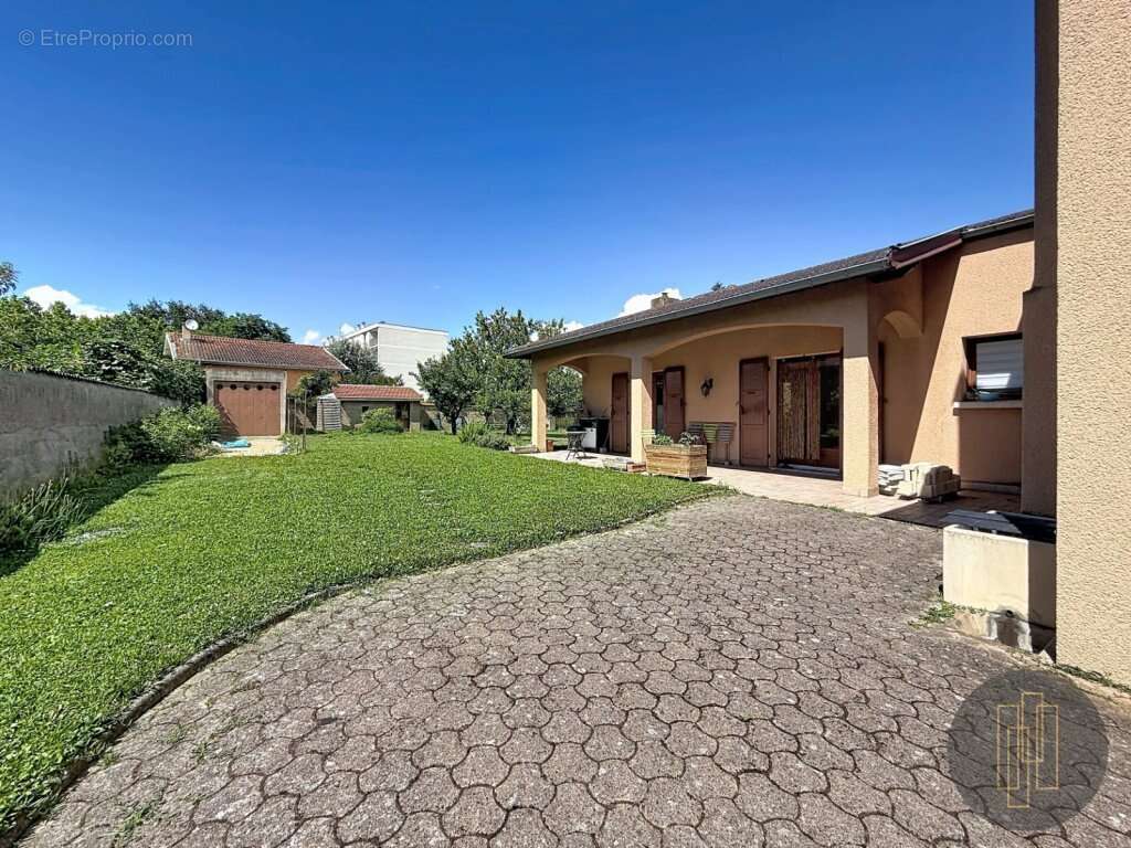 Villefranche Centre - Maison de 140 m² avec 4 chambres, grand séjour, garage dépendances et jardin 1 112 m² - photo 17
