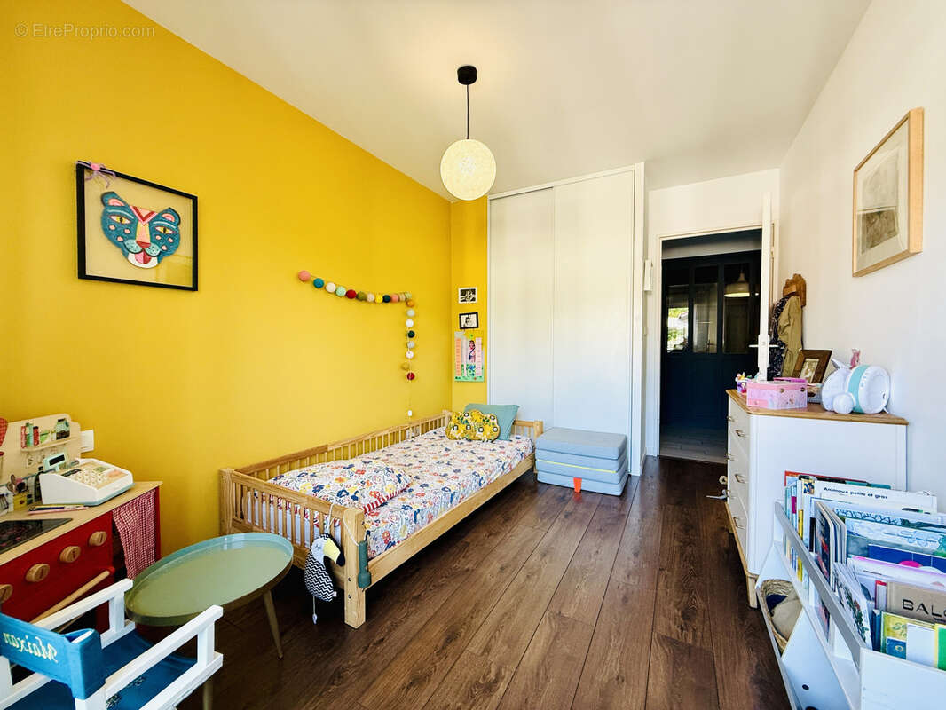 Dernier étage, superbe T3 traversant de 65 m2 avec grande terrasse, parking et cave, à seulement 10 minutes de - photo 9