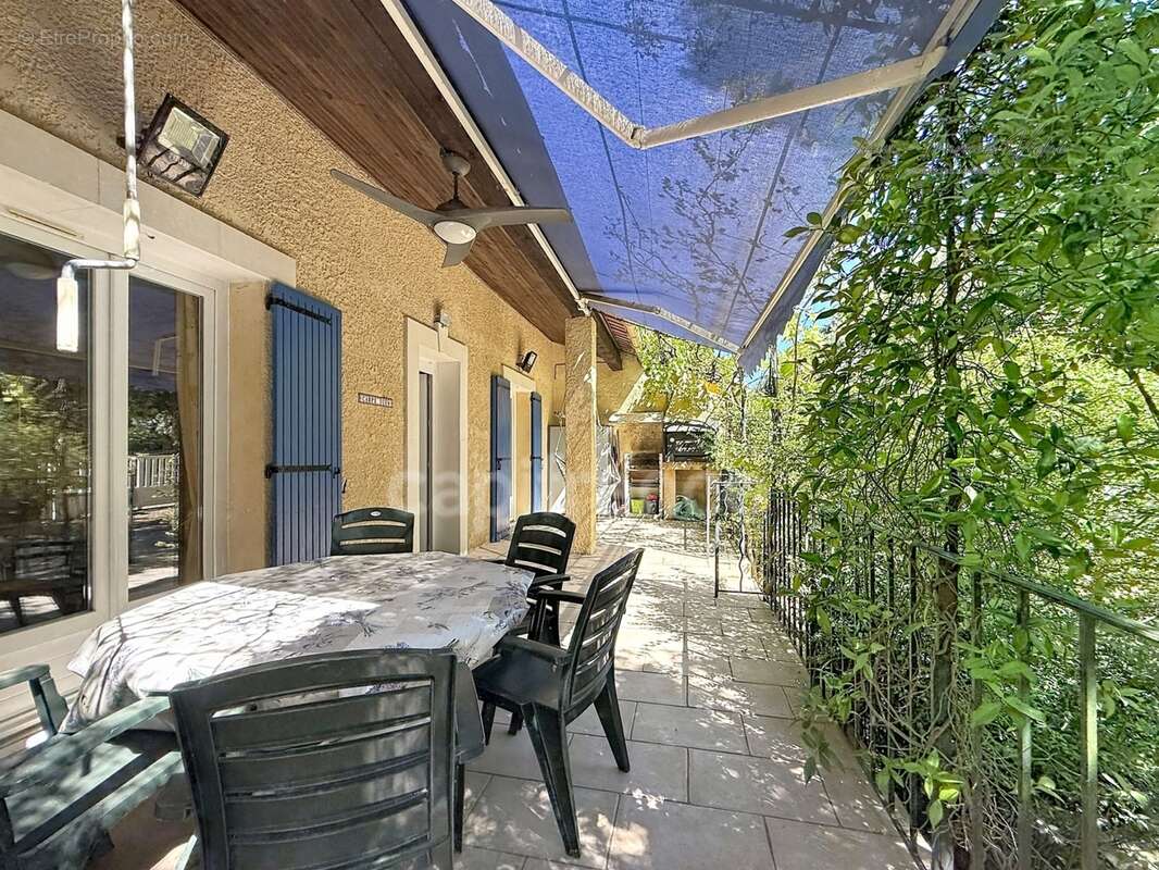 Bouchet – Maison de plain-pied avec piscine chauffée, spa et 2 garages - photo 3
