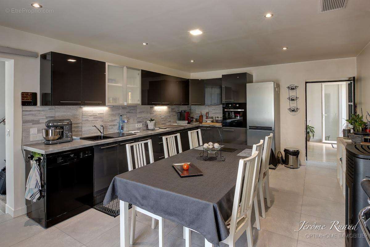 Maison de caractère rénovée de 205 m² avec jardin, bois, et grange - photo 4