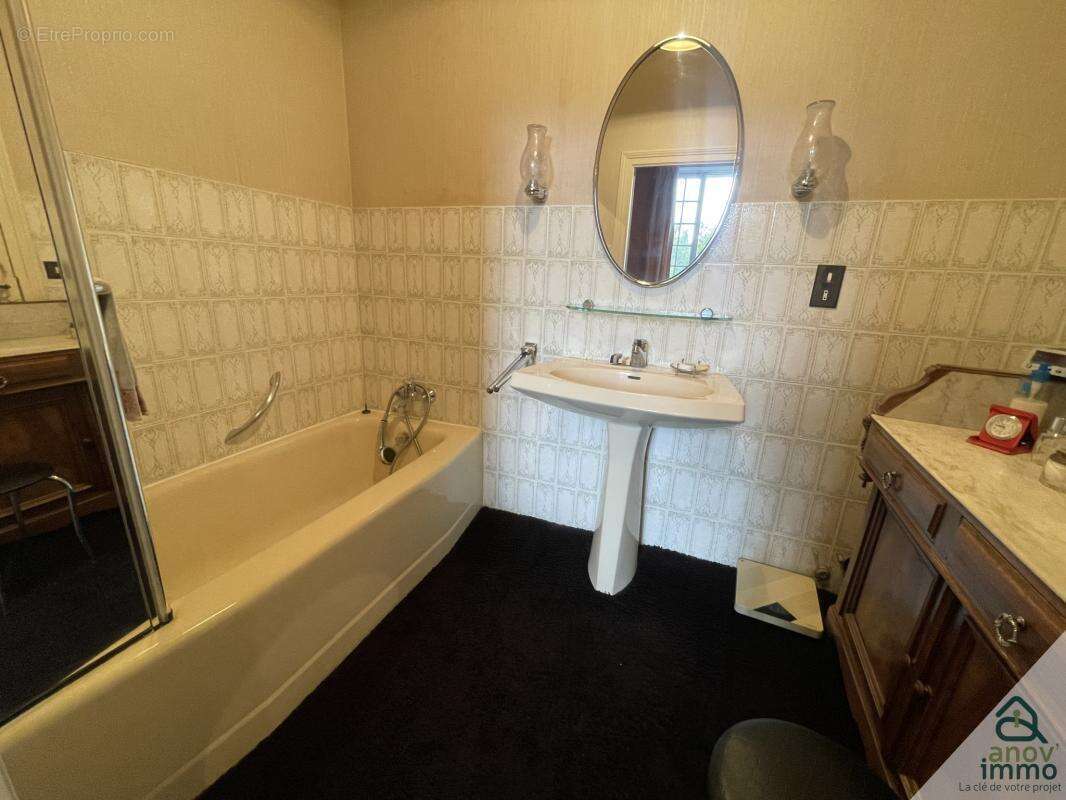 Maison à VILLEBOIS-LAVALETTE