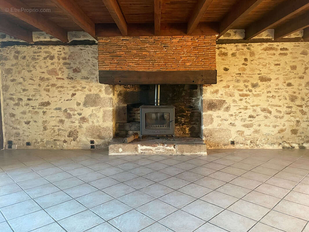 Maison à SAINT-LEONARD-DE-NOBLAT